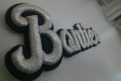 野球チームのロゴ文字を3D刺繍ワッペンとして製作した加工事例のアップ。