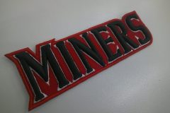 黒糸とその外側を白い糸が縁取ることで、文字がくっきりと浮き上がった3D刺繡の制作事例。