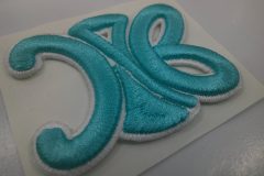 色鮮やかなターコイズカラーが美しい、オリジナル3D刺繍ワッペンの制作事例。