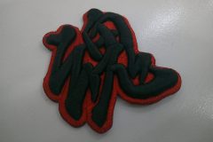 ベースを赤糸で刺繍し黒糸で文字を刺繍した迫力のある3D刺繍ワッペン。