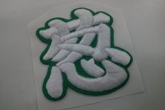 緑と白の2色で大きく太めに「葱」と刺繍された、オリジナル3D刺繍ワッペンの加工実績。