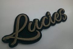黒のベース生地にブラウンベージュでチーム名を加工した、オリジナル3D刺繍ワッペンの加工実績。