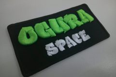 黒の生地をベースに蛍光グリーンと白の糸で3D刺繍を加工した、刺繍屋HONESTの制作事例。