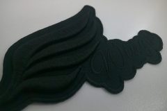 黒生地に黒糸でチームロゴを3D刺繍した、同色系3D刺繍ワッペンの制作事例。