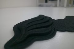 黒生地に黒糸でチームロゴを3D刺繍した、オールブラック3D刺繍ワッペンの加工実績。横からの撮影。