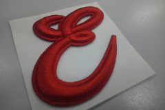 「E」文字の筆記体ロゴデザインを赤糸で加工した、オリジナル3D刺繍ワッペンの制作事例。