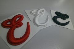 「E」文字の筆記体ロゴデザインを加工した、オリジナル3D刺繍ワッペンの制作事例。3色展開を並べたもの。