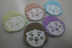 子供が描いたイラストをオリジナル刺繍ワッペンとして作成した制作実績。5色展開。