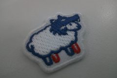 小さい羊のキャラクターのオリジナル刺繡ワッペンの制作事例。
