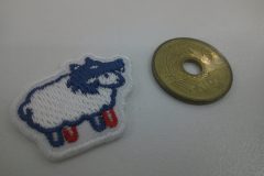 5円玉と羊のキャラクターのオリジナル刺繡ワッペンの比較画像。