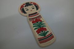 可愛らしいこけしのデザインをオリジナル刺繍ワッペンとして製作した事例。総刺繍仕様。