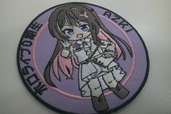 紫色の生地にキャラクターの全身を刺繍したオリジナルワッペンの制作事例。