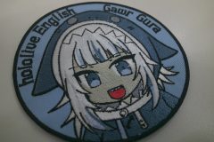 水色の生地をベースに大きめのキャラクターをタタミ縫いメインで制作したオリジナル刺繍ワッペンの制作実績。