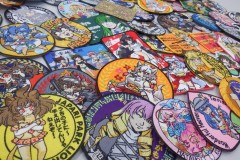 多彩なカラーを使用したキャラクターデザインのオリジナル刺繡ワッペン。ししゅう屋HONESTの制作事例。
