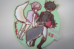 女の子と男の子が苺を抱えながら手をつないでいる後ろ姿を刺繡した、オリジナル刺繡ワッペンの制作実績。