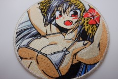 キャラクターの上半身を全面に押し出した円形のオリジナル刺繡ワッペンの制作実績。