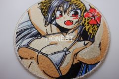 キャラクターの上半身を全面に押し出した円形のオリジナル刺繡ワッペンの制作実績。