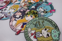 絵のタッチが伝わるように刺繡したオリジナル刺繡ワッペン7種を別方向から。