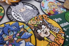 多数のキャラクターデザインの刺繡ワッペンのアップ。ししゅう屋HONESTの制作事例。