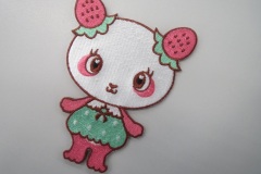 いちごの耳が可愛いピンクのパンダのキャラクターを刺繡した、オリジナル刺繡ワッペンの制作実績。