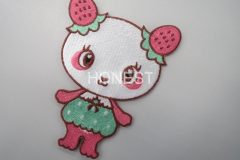 いちごの耳が可愛いピンクのパンダのキャラクターを刺繡した、オリジナル刺繡ワッペンの制作実績。