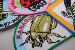 こだわりのある昆虫デザインの刺繡ワッペンのカナブンにフォーカスを当てた画像。