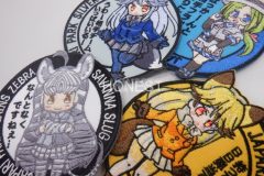 キャラクター全身と一言デザインのオリジナル刺繡ワッペンの制作事例。