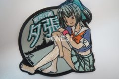 体育座りをしている女の子の刺繍の奥に小さく軍艦も刺繡した、オリジナル刺繡ワッペンの制作実績。