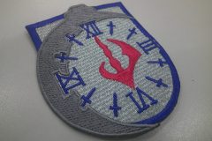 キャラクターをイメージした月と時計の文字盤を刺繡した、オリジナル刺繡ワッペンの制作実績。