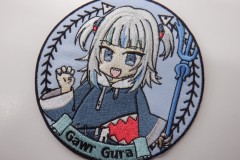 水色の生地にキャラクターの上半身を大きく刺繍した円形のオリジナル刺繡ワッペンの制作実績。