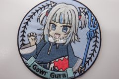 水色の生地にキャラクターの上半身を大きく刺繍した円形のオリジナル刺繡ワッペンの制作実績。