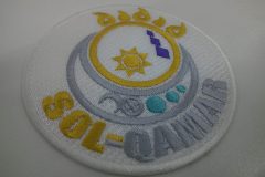 太陽と月を金色と銀色の糸で表現した刺繍が印象的なオリジナル刺繡ワッペンの制作実績。