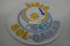 太陽と月を金色と銀色の糸で表現した刺繍が印象的なオリジナル刺繡ワッペンの制作実績。