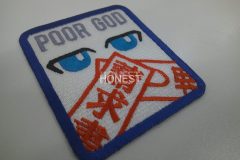 口元を赤色の糸で請求書や差し押さえの文字を刺繡し隠した顔の刺繡のオリジナル刺繡ワッペンの制作実績。