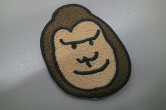 タタミ縫いをベースとし、サテン縫いでゴリラの顔を刺繡した、オリジナル刺繡ワッペンの制作実績。