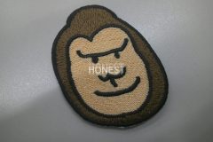 タタミ縫いをベースとし、サテン縫いでゴリラの顔を刺繡した、オリジナル刺繡ワッペンの制作実績。