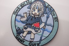 水色の生地にサメの服を着たキャラクターの全身を刺繡した、オリジナル刺繡ワッペンの制作実績。