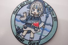 水色の生地にサメの服を着たキャラクターの全身を刺繡した、オリジナル刺繡ワッペンの制作実績。