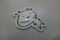 白色の生地に茶色一色で緩いヤギのイラストを刺繡し、イラストの形を切り出しているオリジナル刺繡ワッペンの制作実績。
