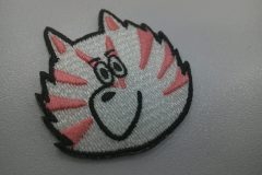 生地の特徴を活かした刺繡ワッペンの制作事例。