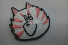 白色のクロス生地を活かし、ピンクの糸で毛の模様を表現した刺繡ワッペンの制作事例。
