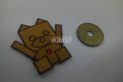 座ったクマのキャラクターを刺繡した、オリジナル刺繡ワッペンの制作実績。
