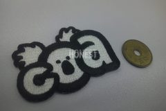 五円玉と並べて大きさを比較した、コアラの顔が可愛いオリジナル刺繡ワッペンの制作実績。