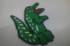 生地の特徴を活かした刺繡ワッペンの制作事例。