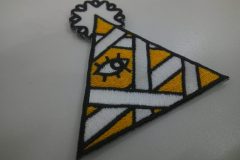ピラミッドに何本も包帯が巻き付いたようなデザインのオリジナル刺繡ワッペンの制作実績。
