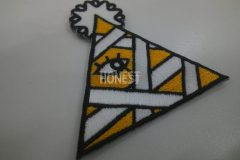 ピラミッドに何本も包帯が巻き付いたようなデザインのオリジナル刺繡ワッペンの制作実績。