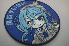 青色がテーマカラーの女の子のキャラクターを刺繡した、オリジナル刺繡ワッペンの制作実績のアップ。