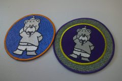 クマのキャラクターを刺繡した、オリジナル刺繡ワッペン二種類の制作実績。