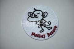 白色の生地に黒糸でキャラクター、赤糸で文字を刺繡した、オリジナル刺繡ワッペンの制作実績。