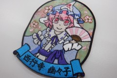 桜の昇華転写プリントを施した生地に扇を持ったキャラクターの刺繍を組み合わせた、オリジナル刺繡ワッペンの制作実績。
